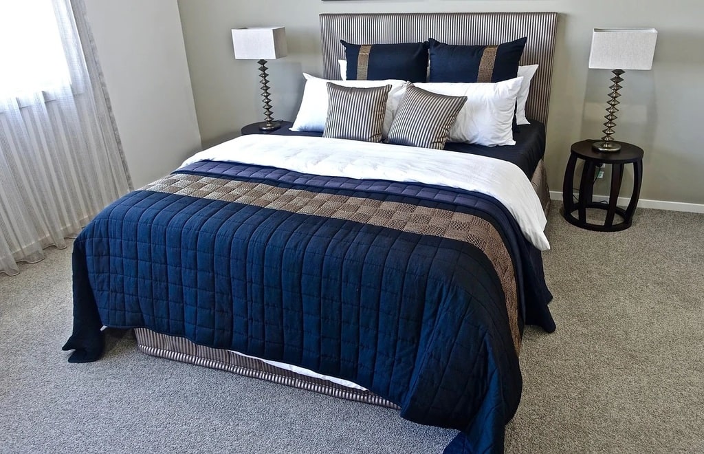 Réchauffer une chambre minimaliste avec lumières et textiles naturels